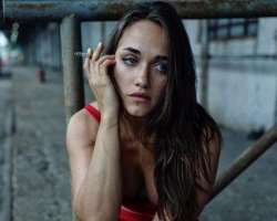 Alice Kremelberg smoking
